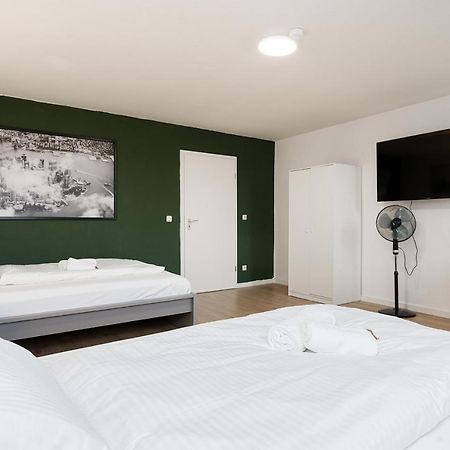 Einfach Aber Sehr Komfortabel - Wohnung Fuer 6 Personen - 2Xwc - Grupen, Messe, Monteure, Studenten - Voll Ausgestattet - 6 Betten 140X200Cm Hochwertig, 3 Smart-Tv 55 Zoll Netflix, 1000 Mbit Wlan, Voll Ausgestattete Kueche Duisburg Bagian luar foto