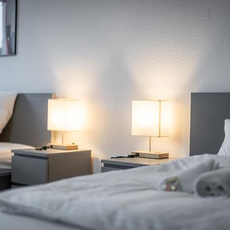 Einfach Aber Sehr Komfortabel - Wohnung Fuer 6 Personen - 2Xwc - Grupen, Messe, Monteure, Studenten - Voll Ausgestattet - 6 Betten 140X200Cm Hochwertig, 3 Smart-Tv 55 Zoll Netflix, 1000 Mbit Wlan, Voll Ausgestattete Kueche Duisburg Bagian luar foto