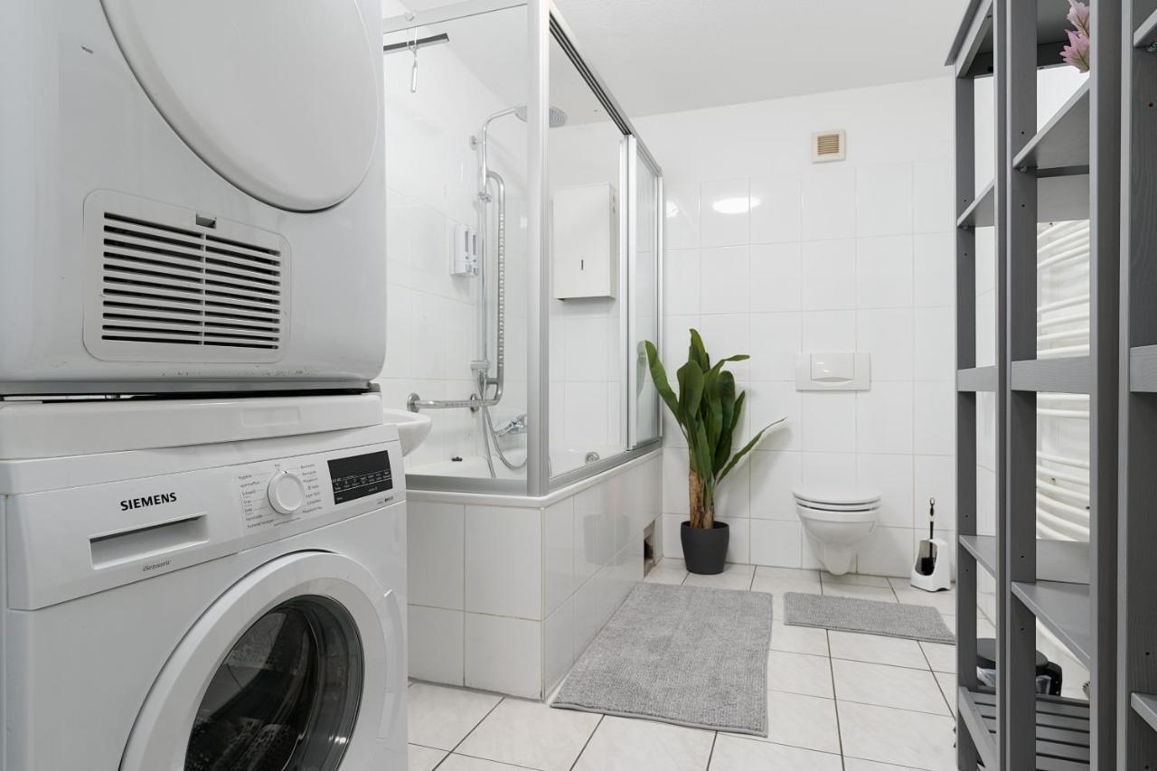 Einfach Aber Sehr Komfortabel - Wohnung Fuer 6 Personen - 2Xwc - Grupen, Messe, Monteure, Studenten - Voll Ausgestattet - 6 Betten 140X200Cm Hochwertig, 3 Smart-Tv 55 Zoll Netflix, 1000 Mbit Wlan, Voll Ausgestattete Kueche Duisburg Bagian luar foto