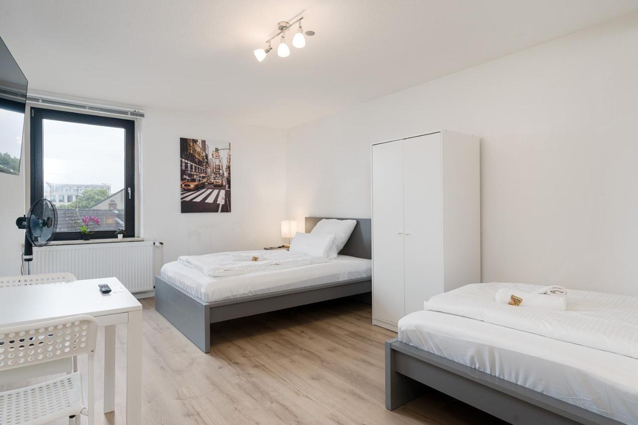 Einfach Aber Sehr Komfortabel - Wohnung Fuer 6 Personen - 2Xwc - Grupen, Messe, Monteure, Studenten - Voll Ausgestattet - 6 Betten 140X200Cm Hochwertig, 3 Smart-Tv 55 Zoll Netflix, 1000 Mbit Wlan, Voll Ausgestattete Kueche Duisburg Bagian luar foto